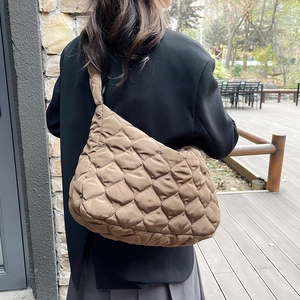 Borsa Tote Trapuntata Casual di Grande Capacità per Donna Invernale Plissettata a Tracolla Leggera Borsa Hobo Imbottita Giornaliera