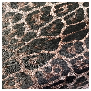 Détail de l'imprimé léopard sur une texture en cuir de qualité supérieure avec grain embossé
