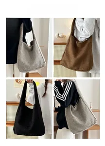 Detailaufnahmen von Woll-Einkaufstaschen in Grau, Braun und Schwarz an Models