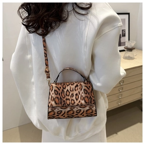 Detaillierte Rückansicht einer Vintage-Schultertasche mit Leopardenmuster am Modell