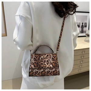 Details zur Handtasche mit Leopardenmuster, Fokus auf die Wildlederoptik und Trageriemen