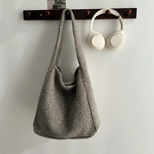 Minimalistische graue Strick-Tote-Bag aus Wolle in Übergroße für Herbst und Winter