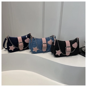 Comparaison de sacs à bandoulière en denim bleu et noir avec écussons étoile et cœur
