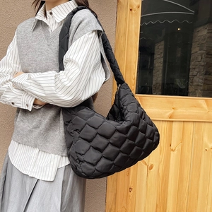 Grande borsa shopper nera trapuntata con motivo a rombi e ampia tracolla ergonomica