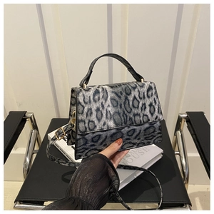 Detailansicht der Handtasche mit Leopardenmuster, Metallic-Finish und Goldbeschlägen