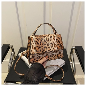 Detailansicht der Handtasche mit Leopardenmuster und goldfarbenen Metallbeschlägen