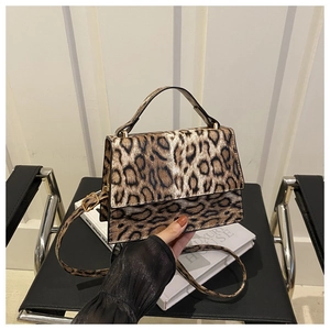 Detailansicht der Handtasche mit Leopardenmuster, goldener Hardware und Schultergurt