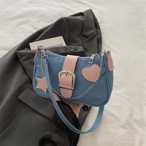 Sac sous les bras en denim avec étoiles roses, boucle argentée et chaîne sur blazer gris