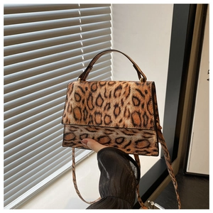 Detailansicht der Vintage-Handtasche mit Leopardenmuster, Textur und robustem Griff