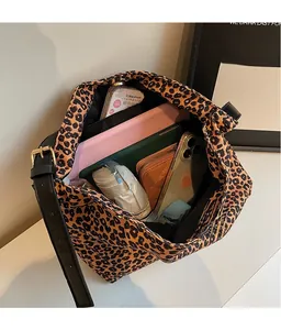 Vue de l'intérieur spacieux du sac léopard contenant une tablette et un parapluie