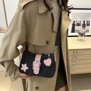Sac à bandoulière en denim avec motif étoile et lanières en cuir rose à boucles