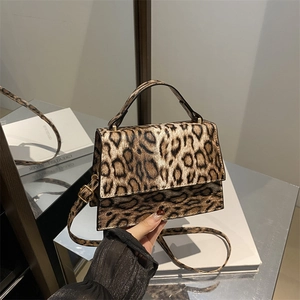 Vintage Damenhandtasche mit Leopardenmuster, Goldbeschlägen und verstellbarem Riemen