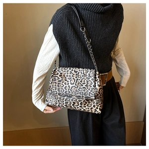 Détail du sac léopard montrant la texture peau de poney et la bandoulière chaîne