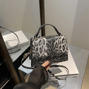 Vintage Umhängetasche mit Leopardenmuster in Grau-Schwarz und goldenem Metallverschluss