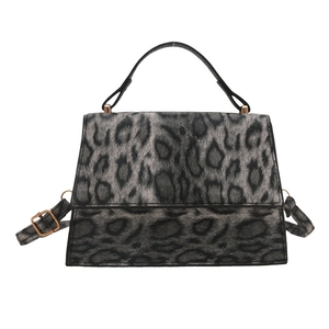 Vintage Handtasche mit grauem Leopardenmuster, schwarzen Griffen und Schultergurt