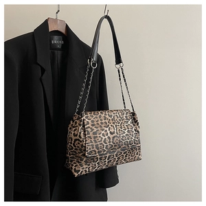 Détail du sac à bandoulière léopard avec bandoulière chaîne argentée et rabat magnétique