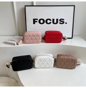 Détail de cinq sacs bandoulière avec motif cœurs surpiqués et larges bandoulières chic