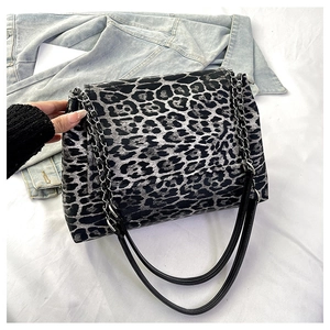 Vue détaillée du sac à bandoulière léopard avec bandoulière chaîne et finitions en cuir noir