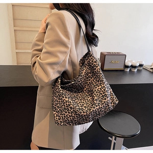 Détail du grand sac en daim à imprimé léopard avec bandoulière en cuir au style hobo