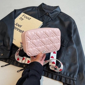 Sac Bandoulière Femme en Cuir PU Matelassé Cœur Doux Petit Sac Carré avec Large Bandoulière Imprimée Cœur Sac Photo Décontracté