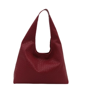 Sac hobo classique en cuir tressé rouge foncé avec une grande capacité et bandoulière