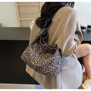 Sac fourre-tout en daim imprimé léopard porté avec un blazer beige chic pour femme