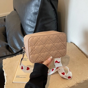 Sac bandoulière beige matelassé cœur avec large bandoulière à motifs de cœurs