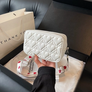 Sac bandoulière blanc matelassé cœur avec large sangle à motifs cœurs rouges