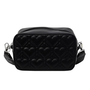 Sac bandoulière noir matelassé cœur avec large sangle et finitions en métal argenté