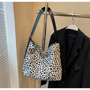 Détail du grand sac à imprimé léopard avec bandoulière en cuir et boucle métallique
