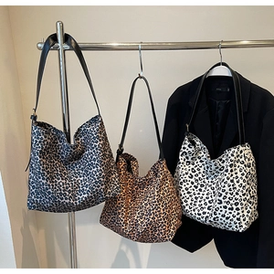 Vue détaillée de sacs cabas à imprimé léopard en trois couleurs sur un support