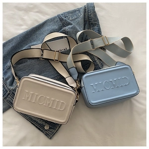 Damen Minimalistisch Geprägt Buchstaben Umhängetasche Kunstleder Mode Lässig Breit Riemen Doppelt Reißverschluss Kamera Tasche