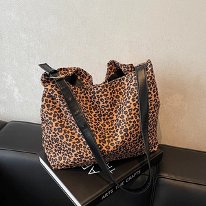 Grand sac cabas en suédine léopard chic avec bandoulière réglable en cuir pour femme