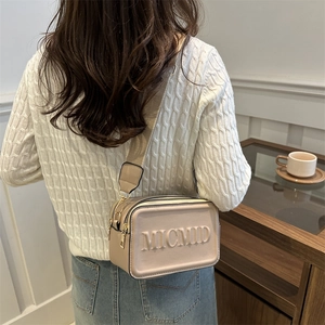Schicke beige Umhängetasche mit MICMID Buchstabenprägung und breitem Stoffriemen
