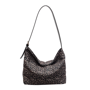 Sac hobo à imprimé léopard en daim avec bandoulière noire et boucle ajustable