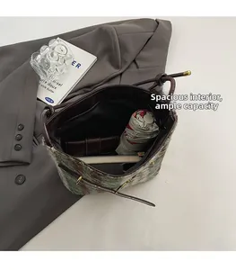 Vue détaillée du sac cabas à carreaux montrant un grand espace pour parapluie et mobile