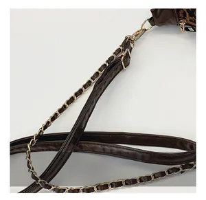 Détail de la bandoulière réglable en cuir marron avec chaîne dorée pour sac femme