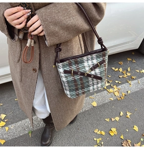 Détail du sac à bandoulière en tweed à carreaux d'automne porté par le mannequin