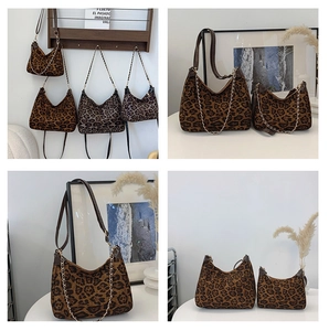 Détail de sacs à bandoulière léopard avec chaînes dorées et lanières en cuir brun