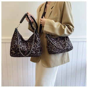 Détails du lot de cabas et sac bandoulière léopard avec chaîne dorée et anse en cuir
