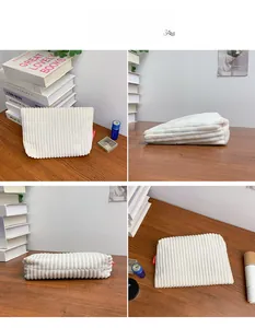 Vues détaillées d'une pochette enveloppe en velours côtelé blanc avec étiquette rouge