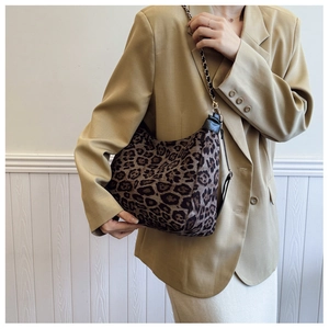 Détail du sac hobo à imprimé léopard avec bandoulière chic en chaîne métallique
