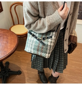 Détails du sac seau en tweed à carreaux avec bandoulière en cuir et boucle dorée