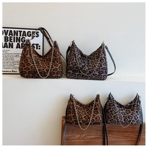 Détail de sacs hobo à motif léopard avec chaînes métalliques et fines bandoulières