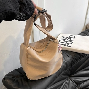 Sac hobo kaki minimaliste de grande capacité avec bandoulière réglable et breloque burger