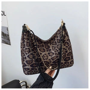 Vue détaillée du sac hobo léopard avec bandoulière en cuir et chaîne dorée