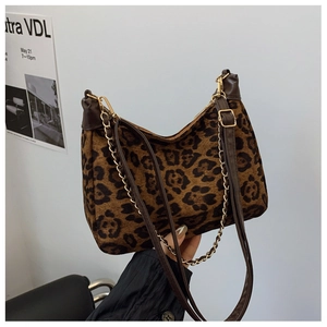 Détail du sac léopard avec chaîne dorée et finitions en cuir marron élégantes