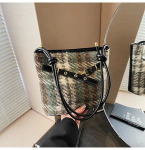 Détail du sac à main à carreaux en laine avec bandoulière en cuir nouée et ferrures dorées
