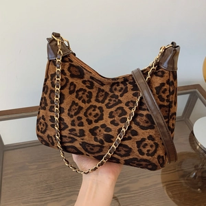 Sac à bandoulière tendance imprimé léopard pour femme avec peluche et détails en cuir