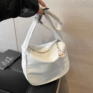 Sac à bandoulière blanc minimaliste en forme de lune avec pendentif burger ludique